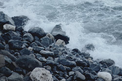 Ilmainen kuvapankkikuva tunnisteilla aallot, kivet, meri