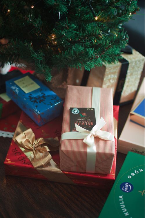 Free Close-up of beautifully wrapped presents under a decorated Christmas tree, creating a festive holiday atmosphere. Stock Photo