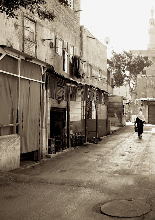 Darmowe zdjęcie z galerii z aleja, boczna uliczka, chodząca kobieta