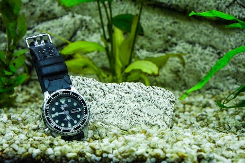 Rond, Zilverkleurig Analoog Rolex Horloge Met Zwarte Band
