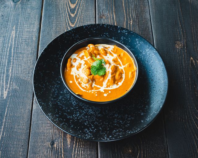 Kom met butter chicken en rijst