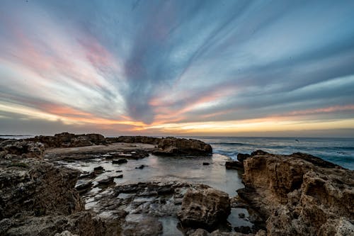 akşam karanlığı, bulutlar, deniz kıyısı içeren Ücretsiz stok fotoğraf