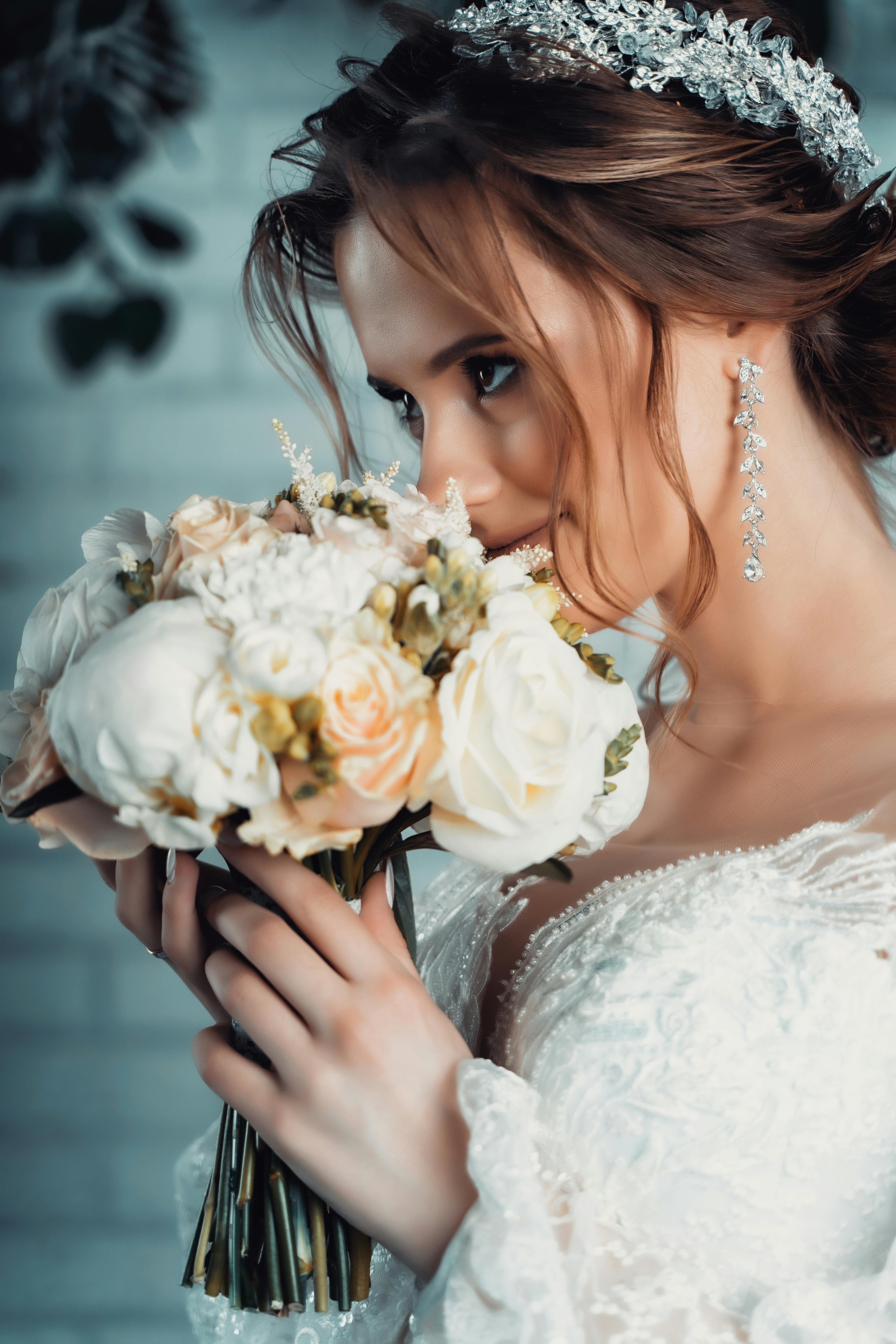 Wedding Day. Young Beautiful Bride with Hairstyle and Makeup Posing in White  Dress and Veil. Stock Photo - Image of love, brunette: 132918230