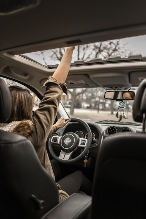 Vrouw Besturen Van Een Auto