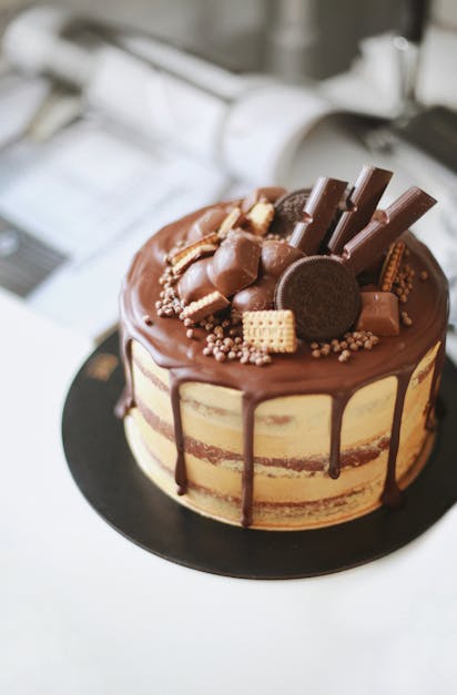 Chocolate Happy Birthday Cake – Utilisez nos images sous licence – 668240 ❘  StockFood
