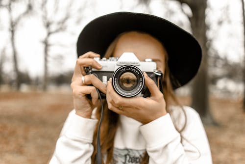 Gratis Fotografi Fokus Selektif Wanita Yang Menggunakan Kamera Slr Putih Dan Hitam Foto Stok