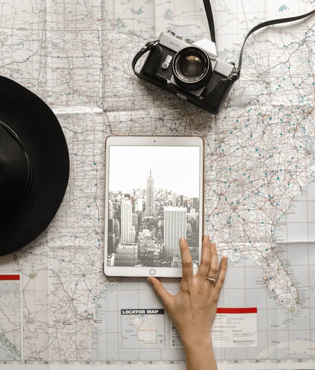 Flat Lay Fotografia Di Persona Che Tocca Argento Ipad Sulla Mappa Del Mondo Grafico Accanto A Black Hat