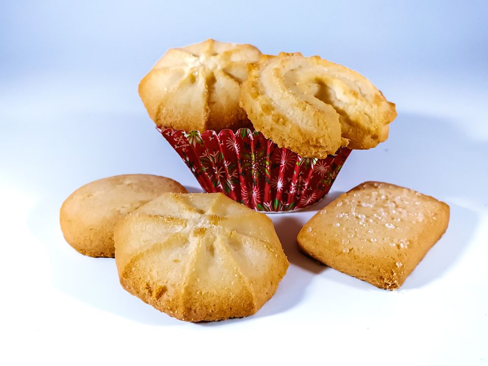 How to Make Perfect Butter Cookies: Professional Recipe and Technique 1 Freshly baked butter cookies in a festive wrapper with visible golden-brown edges and delicate texture.