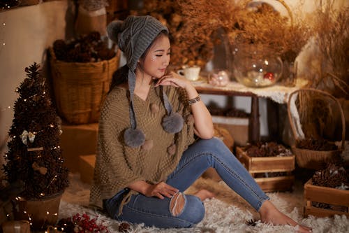 Gratis arkivbilde med asiatisk kvinne, brun genser, hånd på haken