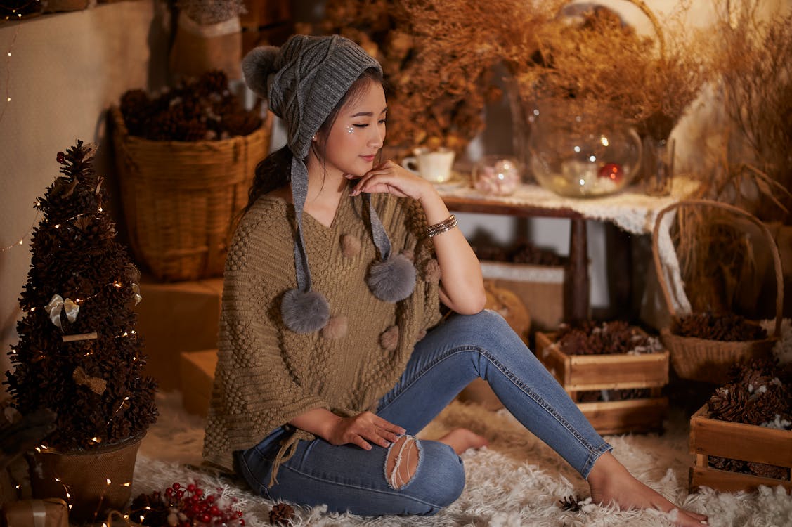 Gratis lagerfoto af asiatisk kvinde, beanie, brun sweater