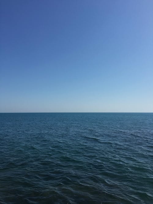 Ilmainen kuvapankkikuva tunnisteilla aallot, horisontti, kirkas sininen taivas