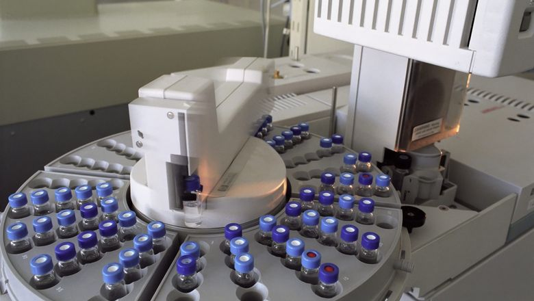 Laboratory equipment with sample vials
