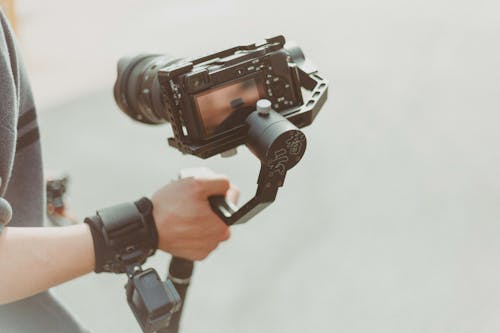 Người Cầm Máy ảnh Dslr đen