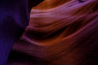 羚羊峡谷的砂岩图案充满活力，迷人的景色展示了大自然的艺术性