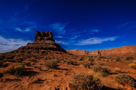 明亮的蓝天下，沙漠景观与岩石结构令人惊叹