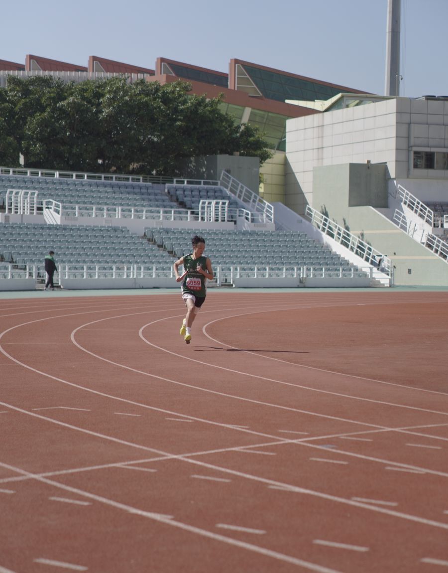 Sprinter driving off the bend in Meridian race apparel