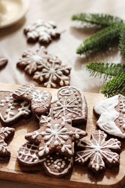 Free Delicious gingerbread cookies decorated with icing, perfect for festive holiday celebrations. Stock Photo