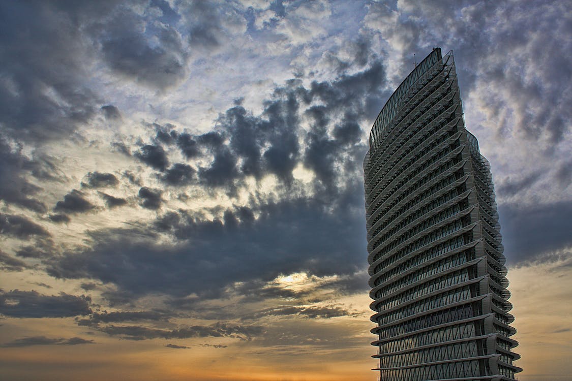 무료 흐린 하늘 아래 흰색 건물 스톡 사진