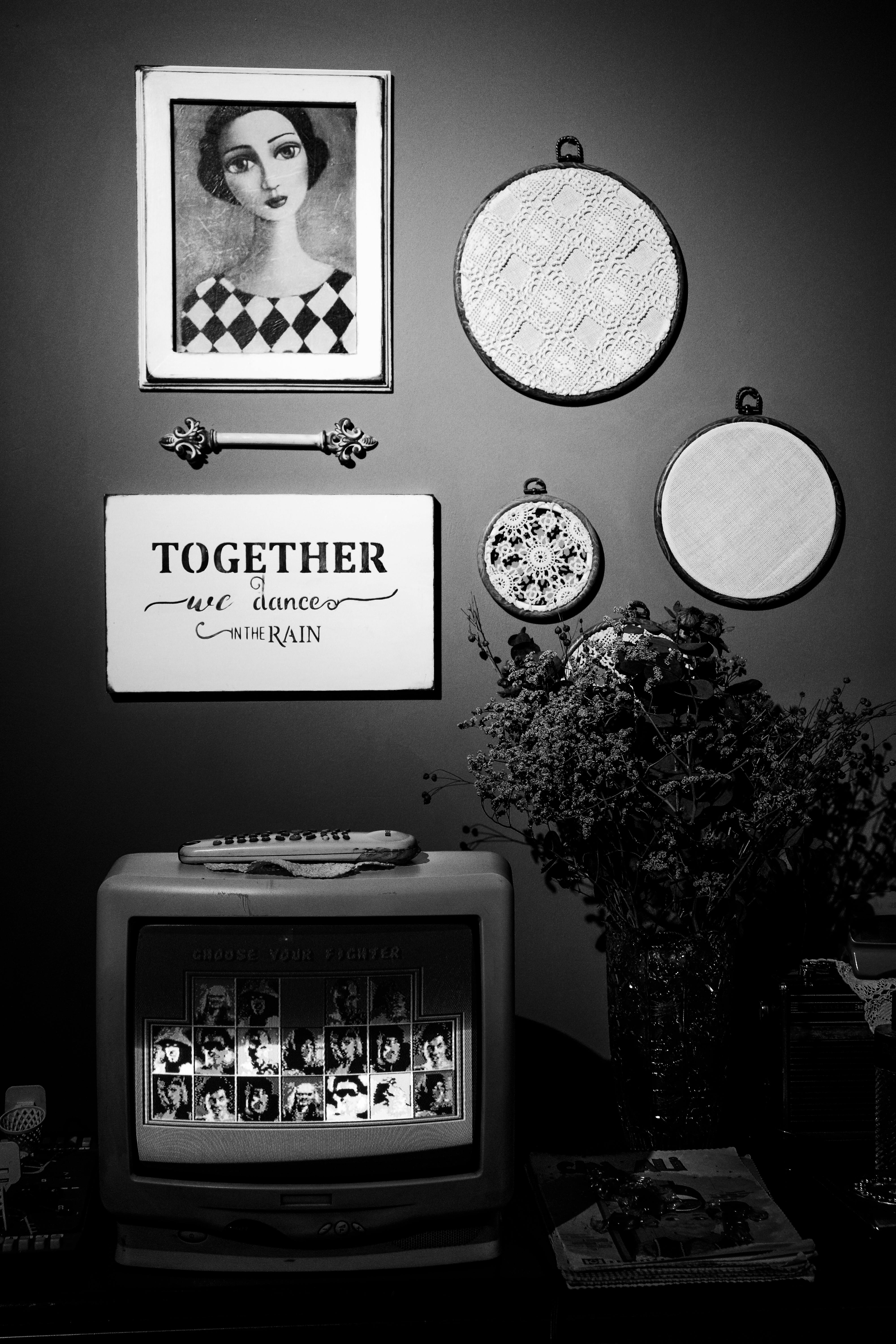 Vintage TV in Living Room · Free Stock Photo