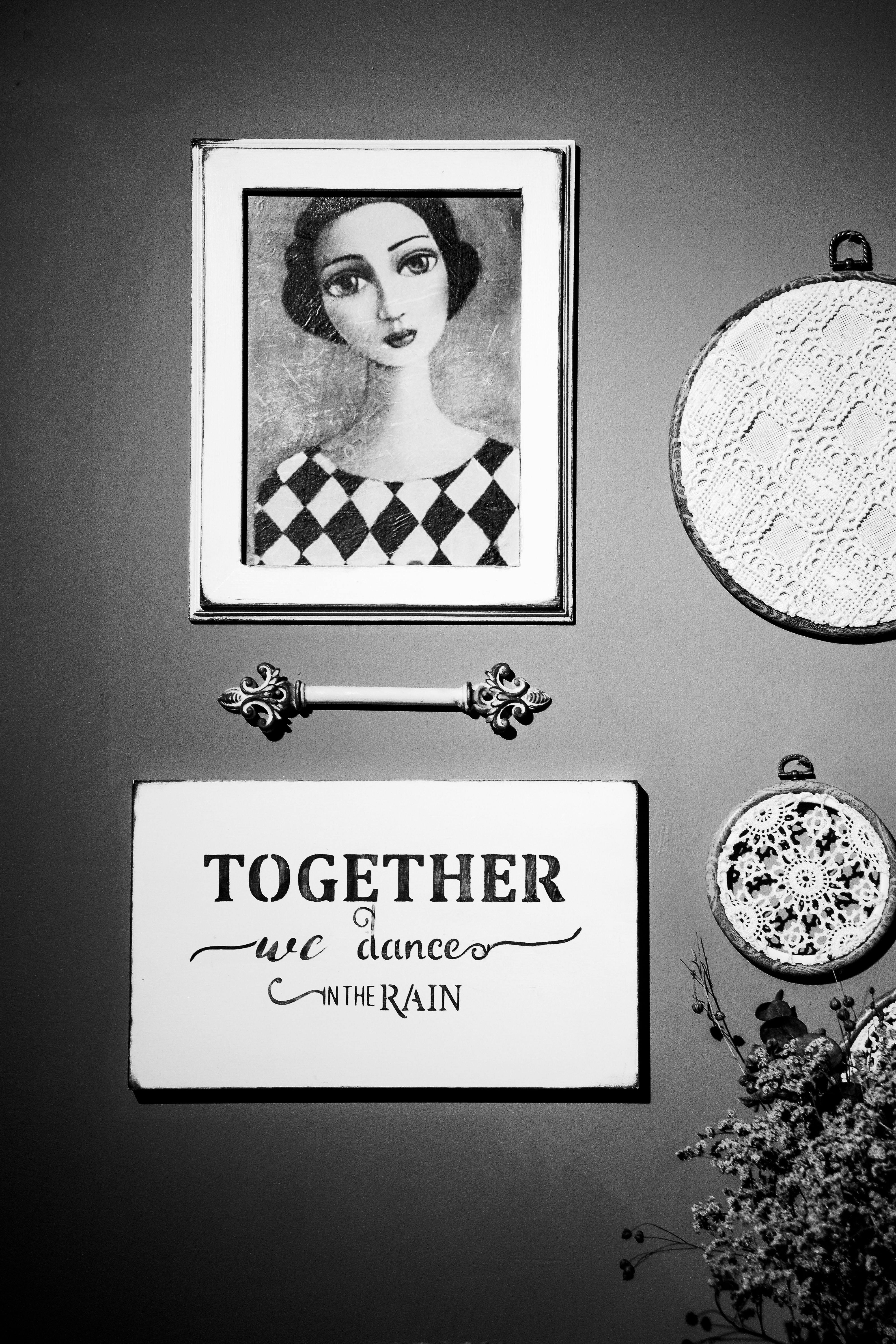 Fotomural Colección de arte monocromática que presenta un retrato y una cita motivacional.