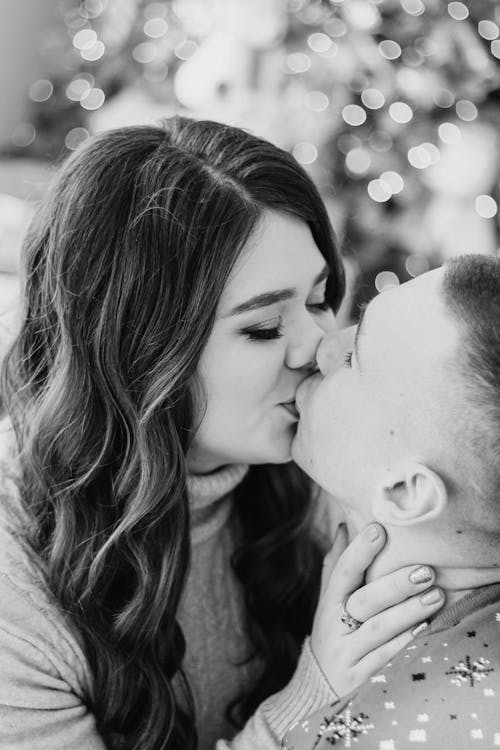 Free Grayscale Photo of a Couple Kissing Stock Photo