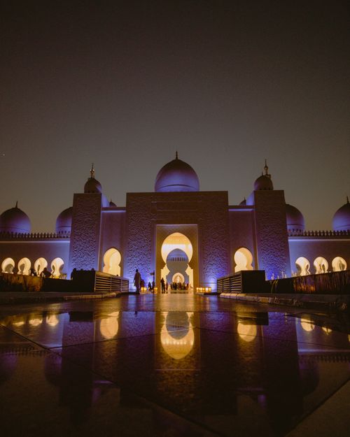 Free Dramatic view of the illuminated Sheikh Zayed Grand Mosque in Abu Dhabi at twilight. Stock Photo