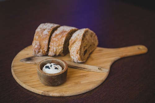 Doğrama Tahtasında Dilimlenmiş Ekmek