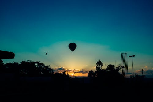 無料 日没時の熱気球 写真素材