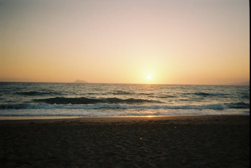 Бесплатное стоковое фото с берег океана, волны, восход