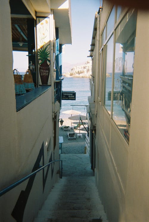Fotobanka s bezplatnými fotkami na tému budovy, dolu schodmi, medzi