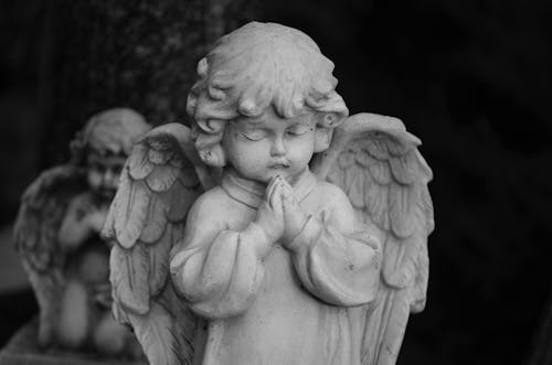 Gratis lagerfoto af bede, engel, gråtoneskala Lagerfoto