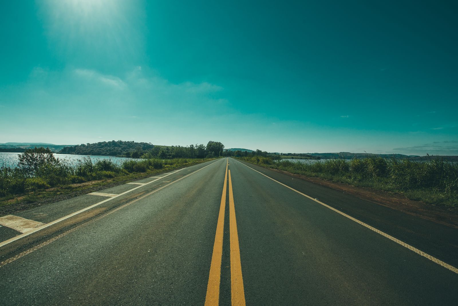 Nyílt út a horizont felé, tiszta kék ég alatt - a jelenlét, az itt és most