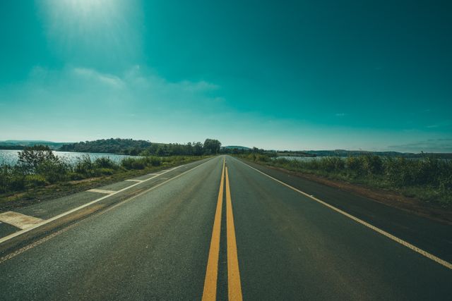 Nyílt út a horizont felé, tiszta kék ég alatt - a jelenlét, az itt és most