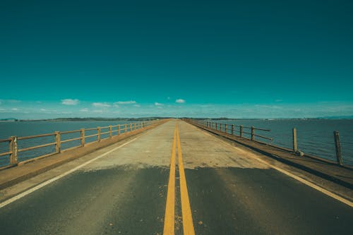 Grijze Betonweg In Het Midden Van De Zee