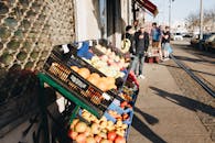 波尔图阳光明媚的街头市场充满活力，为休闲购物者供应新鲜水果