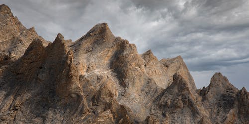 Foto profissional grátis de abismo, céu sombrio, montanha rochosa