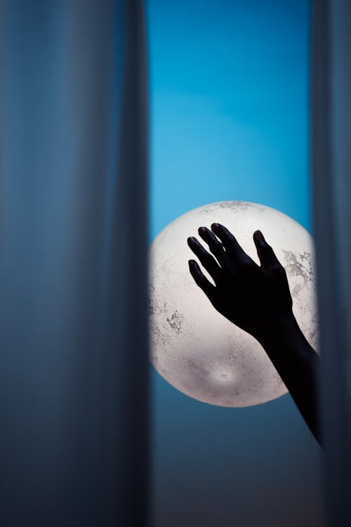 Free Silhouette of Hand Against Full Moon Stock Photo