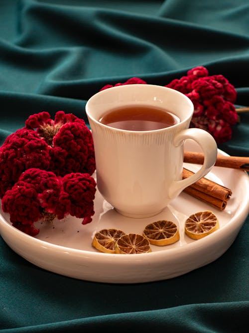 Fotobanka s bezplatnými fotkami na tému čaj, červené kvety, keramická šálka