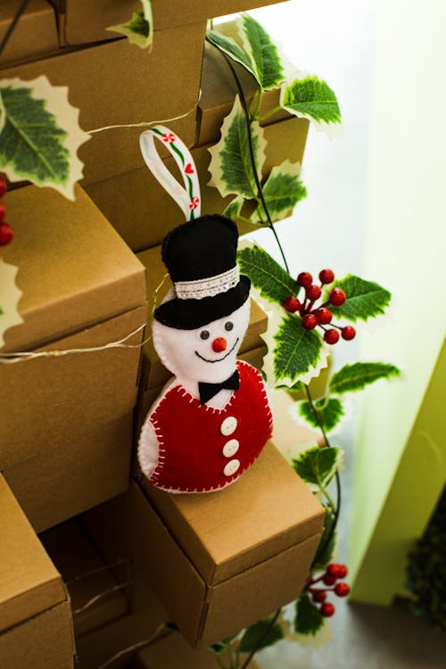 Foto profissional grátis de adereço, boneco de neve, caixas de papelão