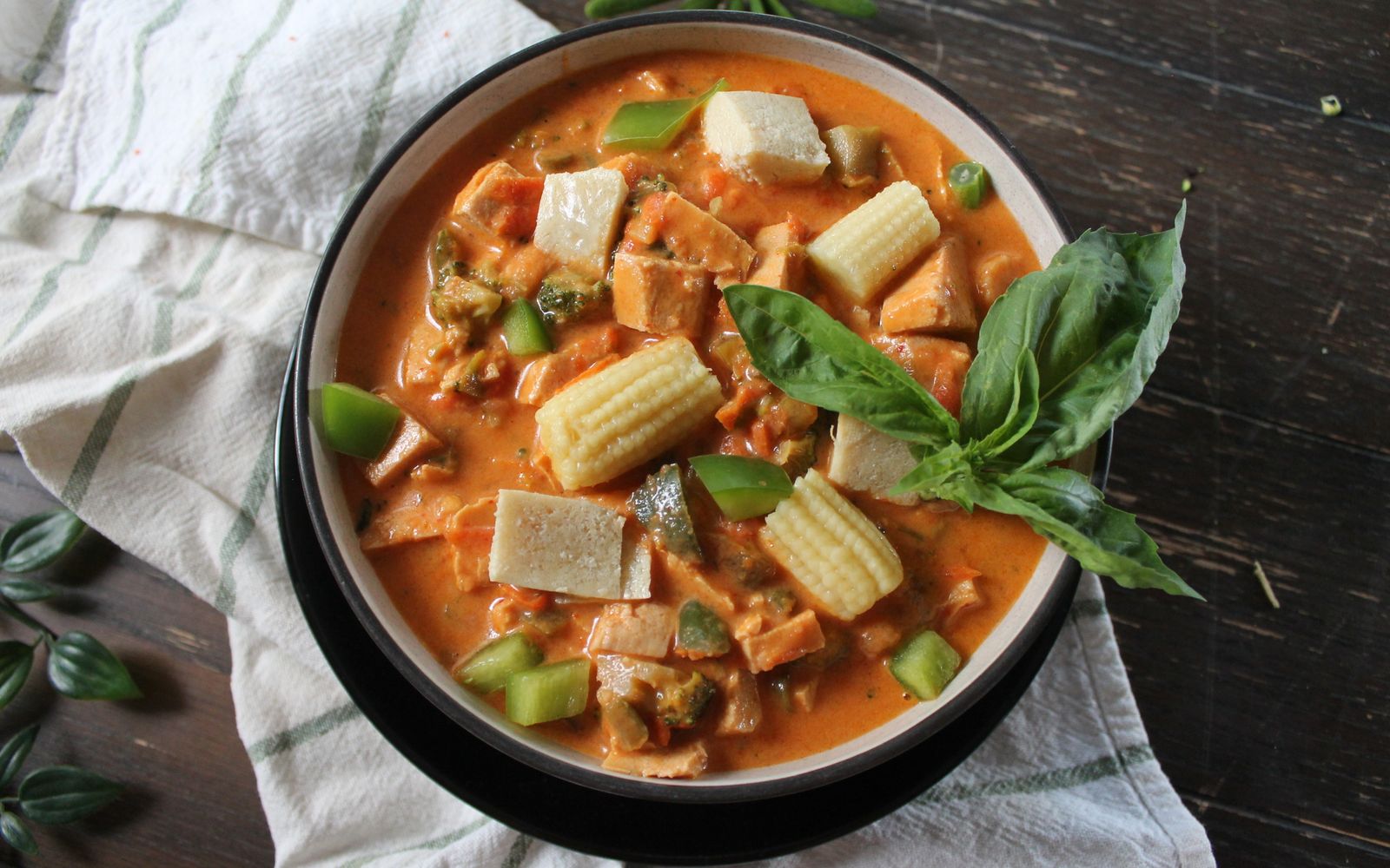 Foto de Curry vermelho tailandês de legumes com tofu e arroz