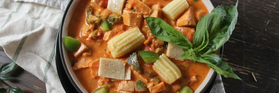 Foto de Curry vermelho tailandês de legumes com tofu e arroz