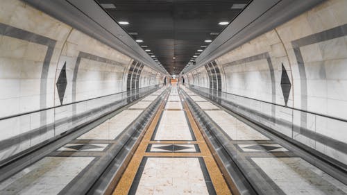 Foto profissional grátis de desocupado, estação de trem, túnel