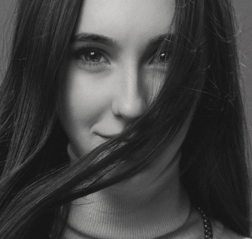 Free Close-up black and white portrait of a smiling woman, emphasizing beauty and elegance. Stock Photo