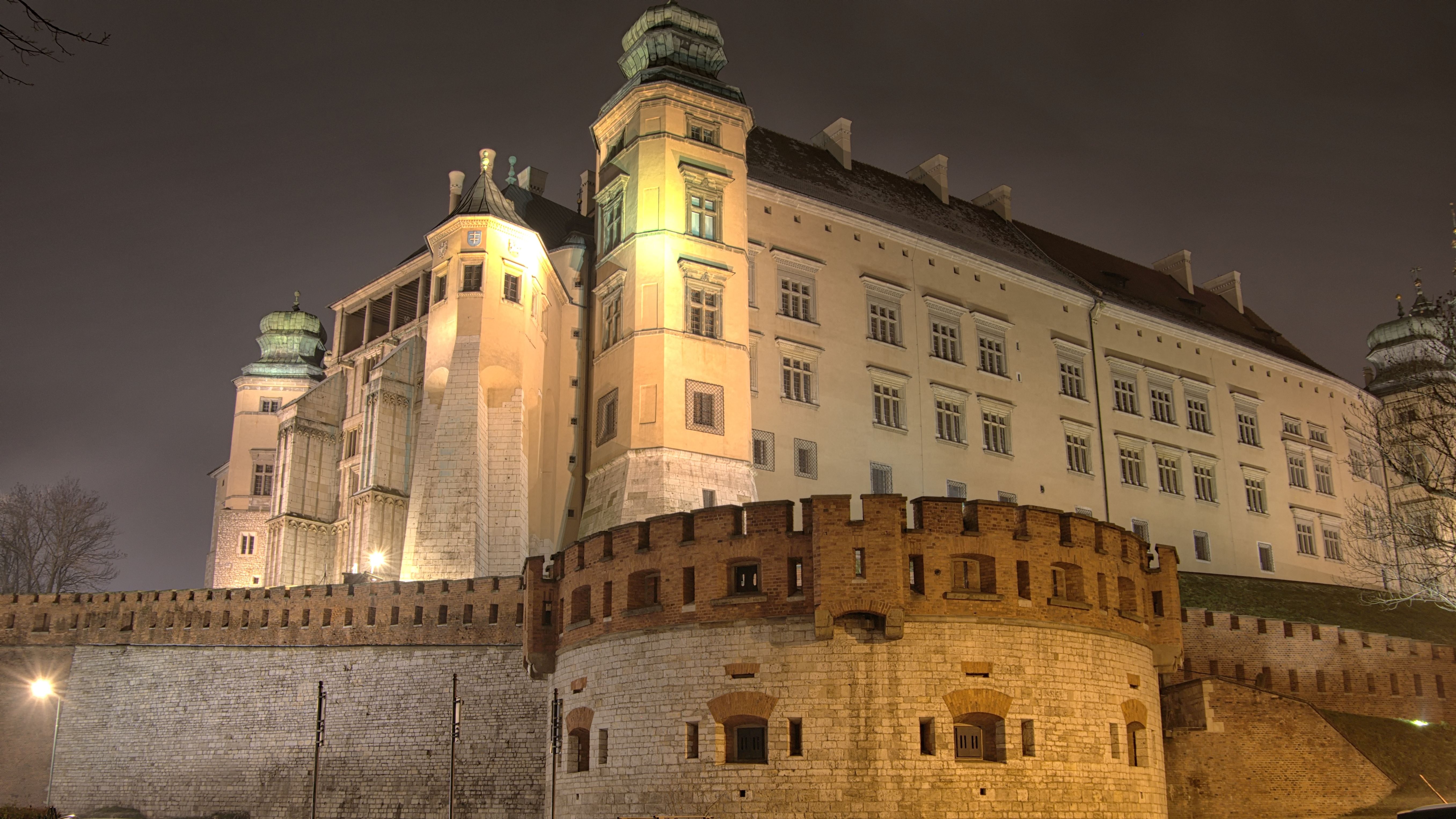 Foto de stock gratuita sobre castillo, castillo real de wawel, cracovia, edificio, exterior, famoso, foto de ángulo bajo, noche, polonia, punto de referencia, ventanas