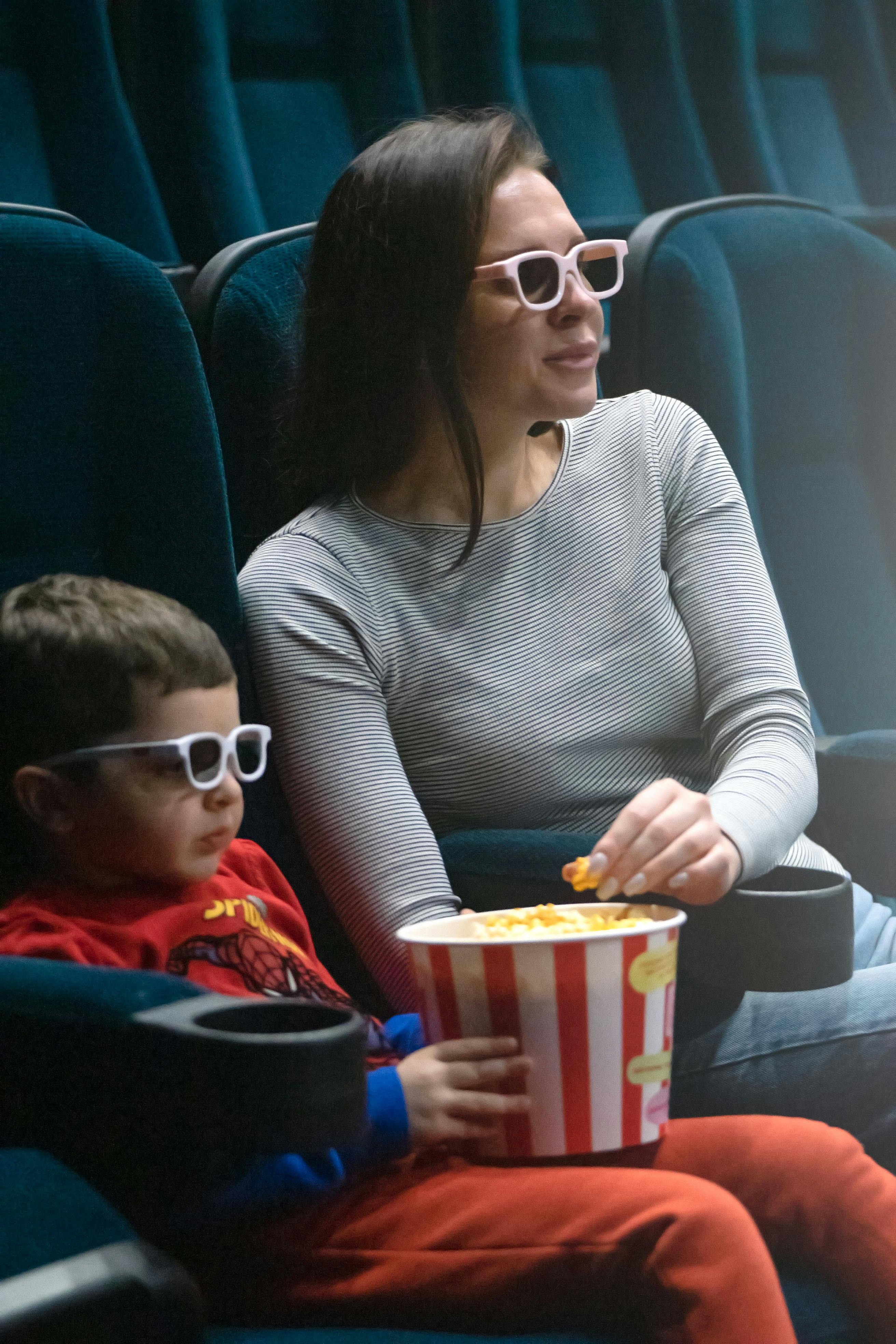 Gratuit Mère Et Fils Mangeant Du Pop Corn Photos