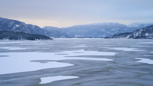 buz tutmuş, dağlar, dondurulmuş içeren Ücretsiz stok fotoğraf