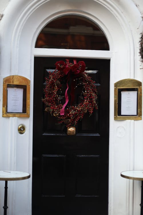 Ilmainen kuvapankkikuva tunnisteilla joulukoriste, oviaukko, puuovi
