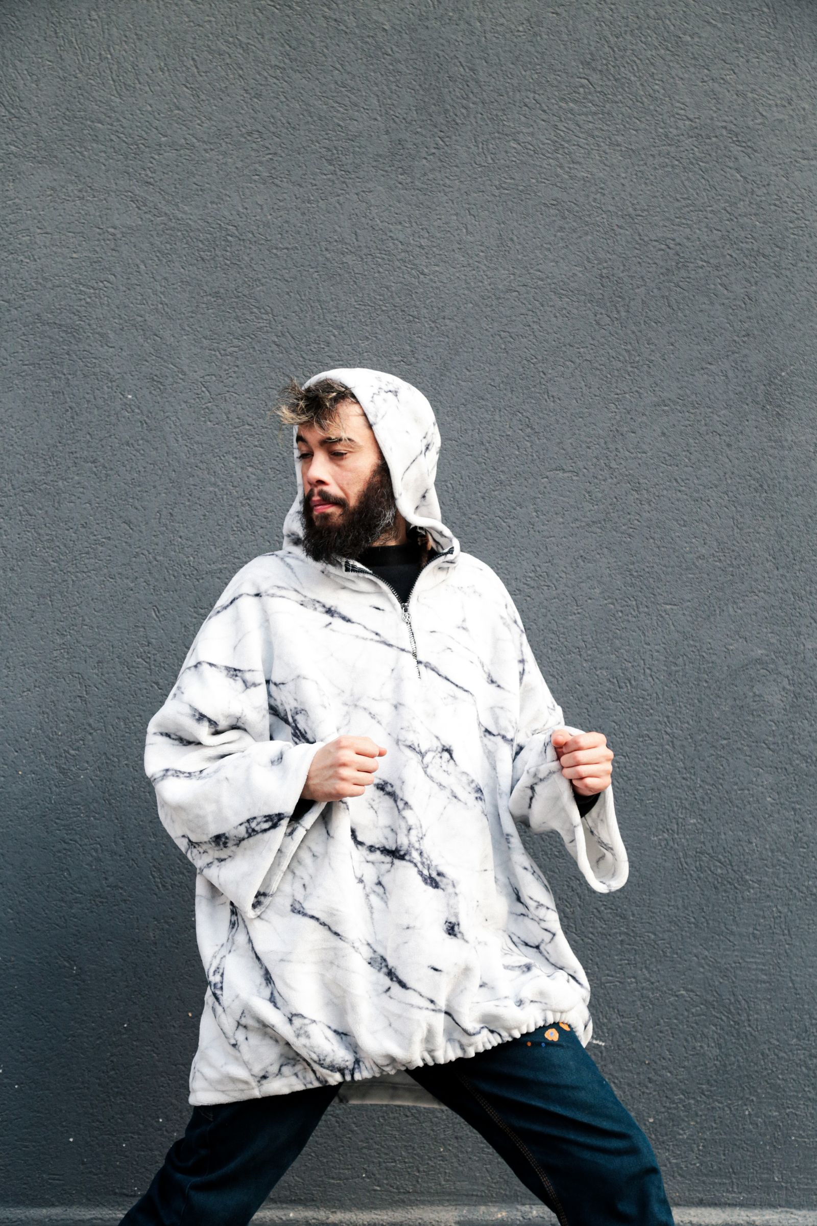 Modelo con hoodie oversize en estética streetwear