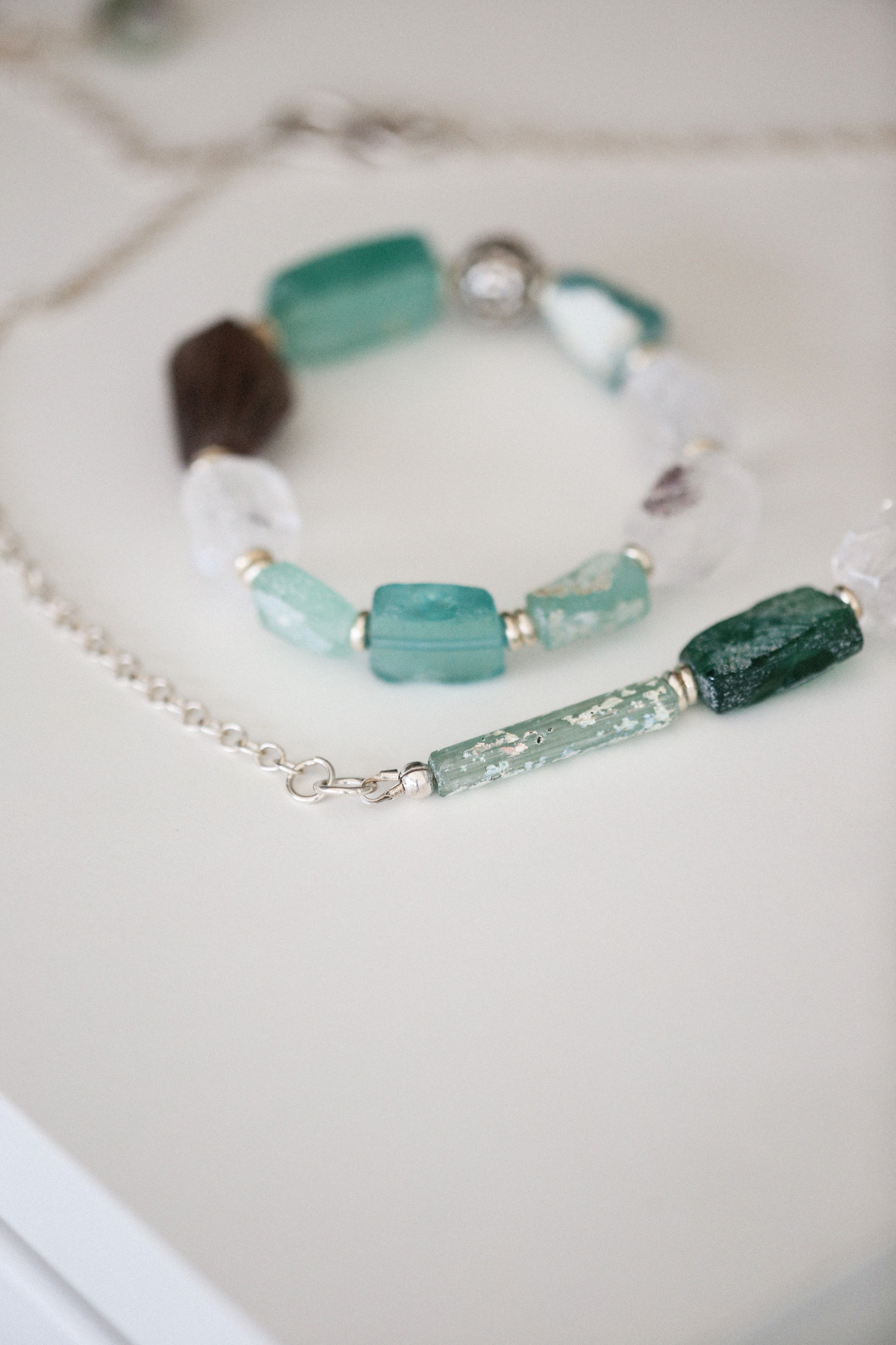 Ketting van turkooizen kralen met zilveren details