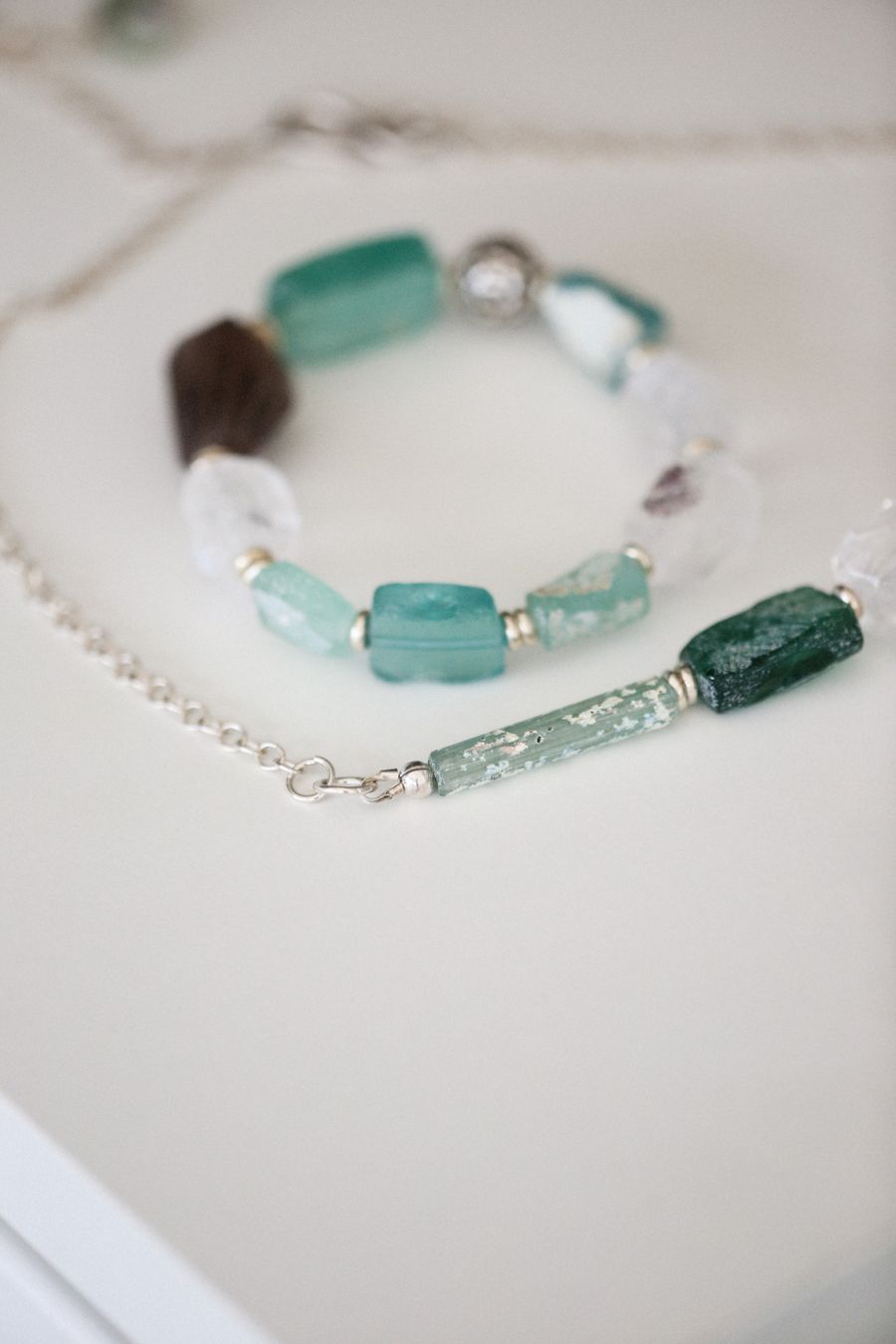 Ketting van turkooizen kralen met zilveren details